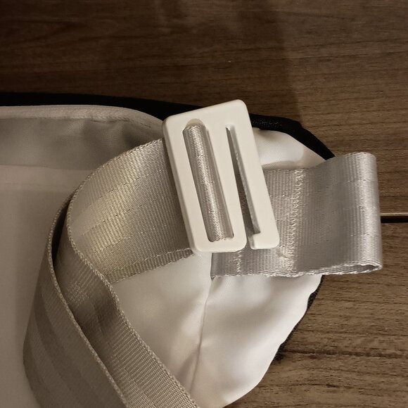 Hoka Fanny Pack Running Hiking Adjustable Strap Multiple Pockets - Picture 4 of 7